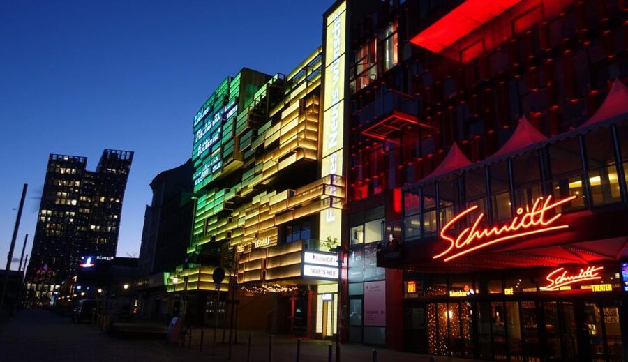 Hamburg Combi: 1,5h Evening Cruise & 2h Reeperbahn Tour - Your Stop List on the Reeperbahn, From Dancing Towers to Party Streets