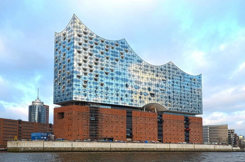 Hamburg: Guided Grand Harbor Sightseeing Cruise by Ship - A 1-hour Hamburg harbor cruise that gives you the big picture