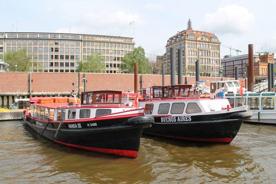 Hamburg: Harbor Cruise - German narration, group pace, and how to get the best photos