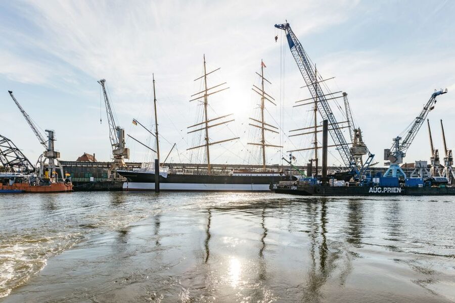Hamburg: Harbor Cruise with Wine and Cheese - Indoor comfort, deck views, and what to wear