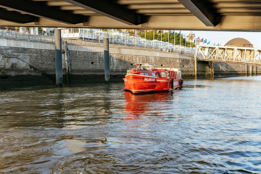 Hamburg: Harbor Cruise with Wine and Cheese - German narration: how to enjoy it even if you do not speak it fluently