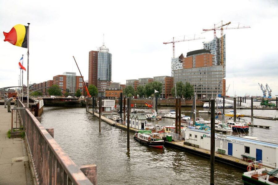 Hamburg: Hop-On Hop-Off Bus City Tour - Line F - Gerhardt Hauptmann Square and the mid-route reset (Stop 11)