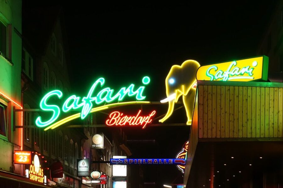 Hamburg: In the Footsteps of "Olivia" Reeperbahn Tour - Olivia’s Bars: Olivia Jones Bar and Olivias Wilde Jungs