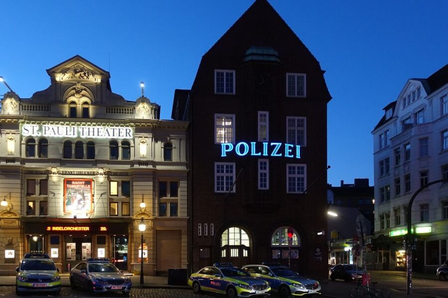 Hamburg: In the Footsteps of "Olivia" Reeperbahn Tour - Guide Quality: Clear Explanations and Good Group Energy