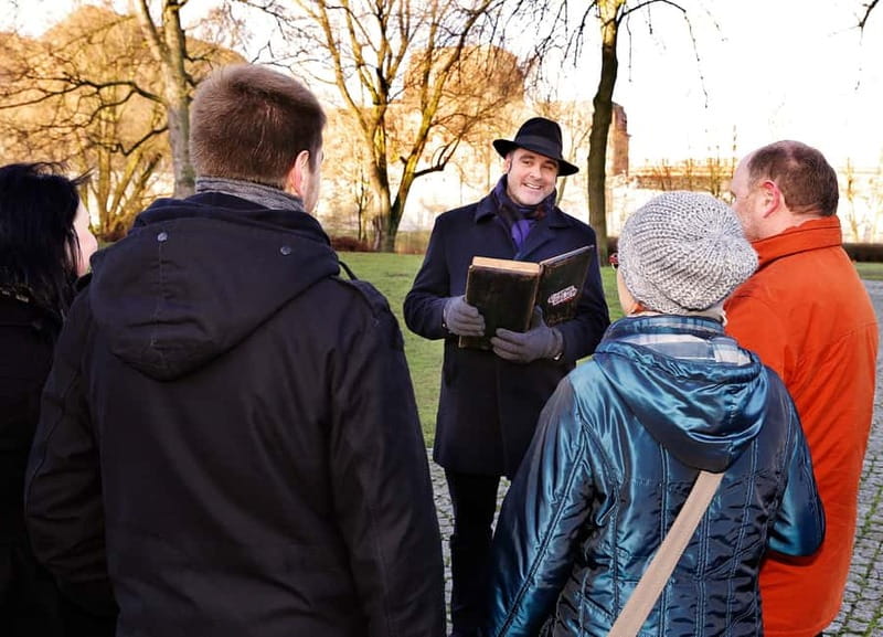 Hamburg: Interactive Crime Theater Tour in German - Starting at Stephansplatz, where the case begins
