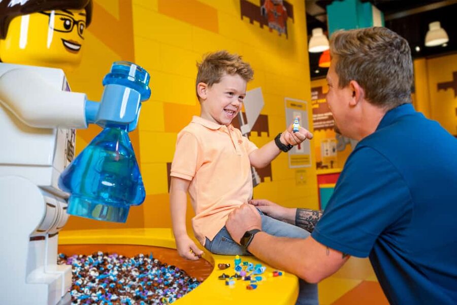 Hamburg: LEGO© Discovery Centre admission ticket - Guided workshops and model builder energy
