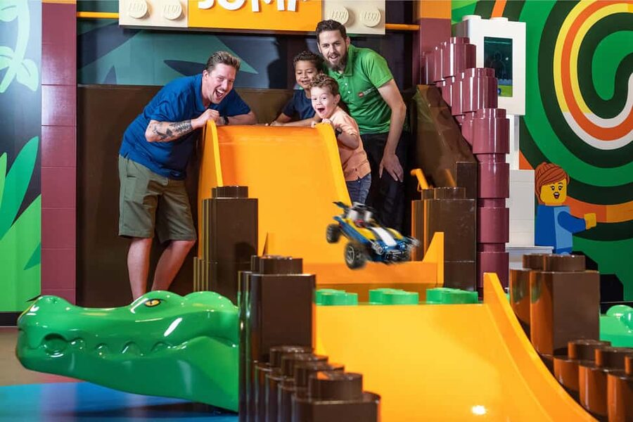 Hamburg: LEGO© Discovery Centre admission ticket - LEGO Café breaks: where parents catch their breath