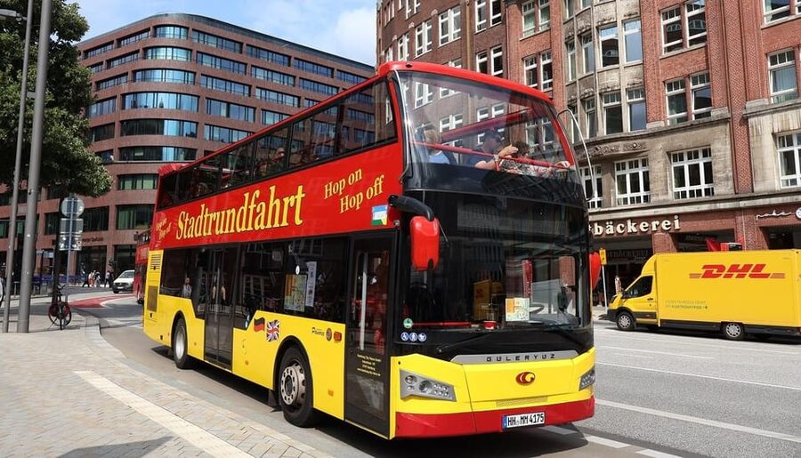 Hamburg: Line C Sightseeing Hop-On Hop-Off Bus Tour - Loop One: Alster Lakes, Jungfernstieg, and the Town Hall Core