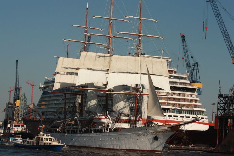 Hamburg: Line F Hop-On Hop-Off Bus and Boat Tour - Michel and Alster: How to Balance Views and Breathing Space