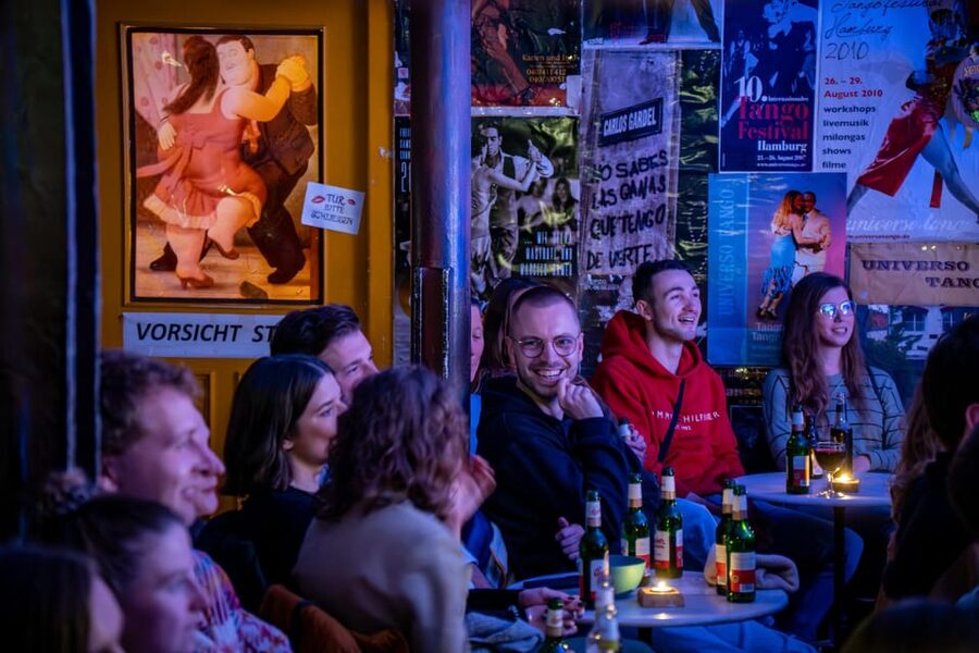 Hamburg: Moin Comedy Club Stand Up Comedy Live Show Ticket - Drinks, Snacks, and the Bar Reality You Should Plan For