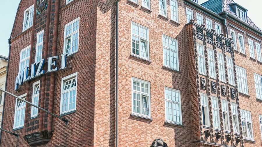 Hamburg: Night Watchman's Tour of St. Pauli in German - Herbertstraße and the rope-making thread that shapes the streets