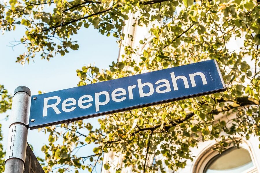 Hamburg: Night Watchman's Tour of St. Pauli in German - Humor, anecdotes, and how your guide keeps it moving