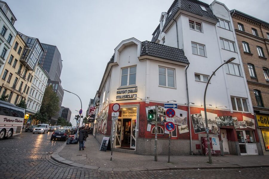 Hamburg: Olivia Jones Tour with Iconic Barker Fabian - Following Fabian’s 20-plus years of local knowledge