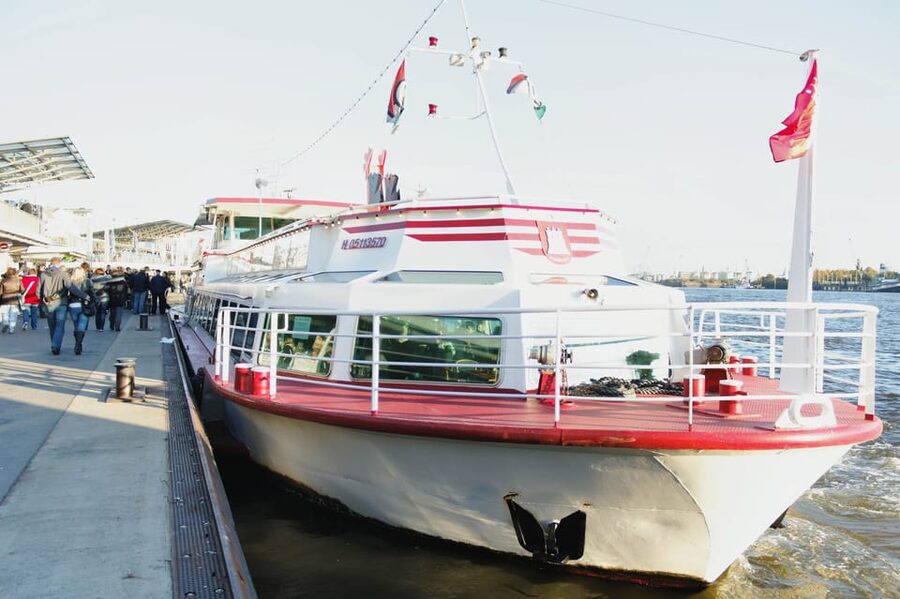Hamburg: Party Harbor Cruise with Olivia Jones - Landratten-Likör: the included warming spirit for nerves and cold weather