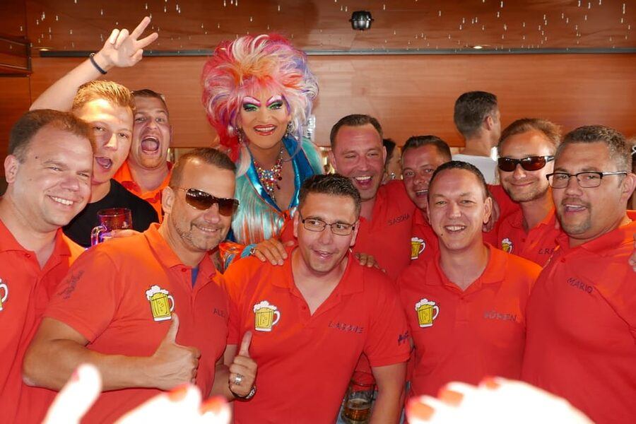 Hamburg: Party Harbor Cruise with Olivia Jones - Photo time and the finish at Landungsbrücken