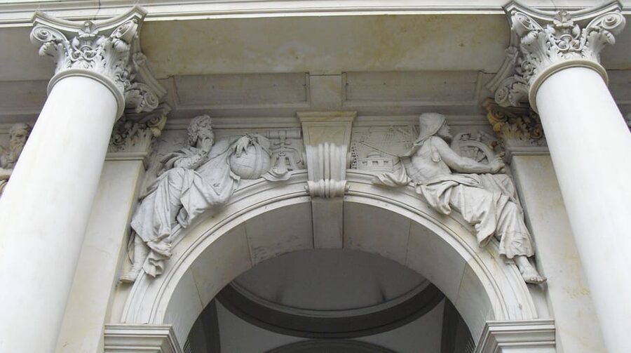 Hamburg: Private Tour Down Town around City Hall - Price and group size: simple math for a private tour
