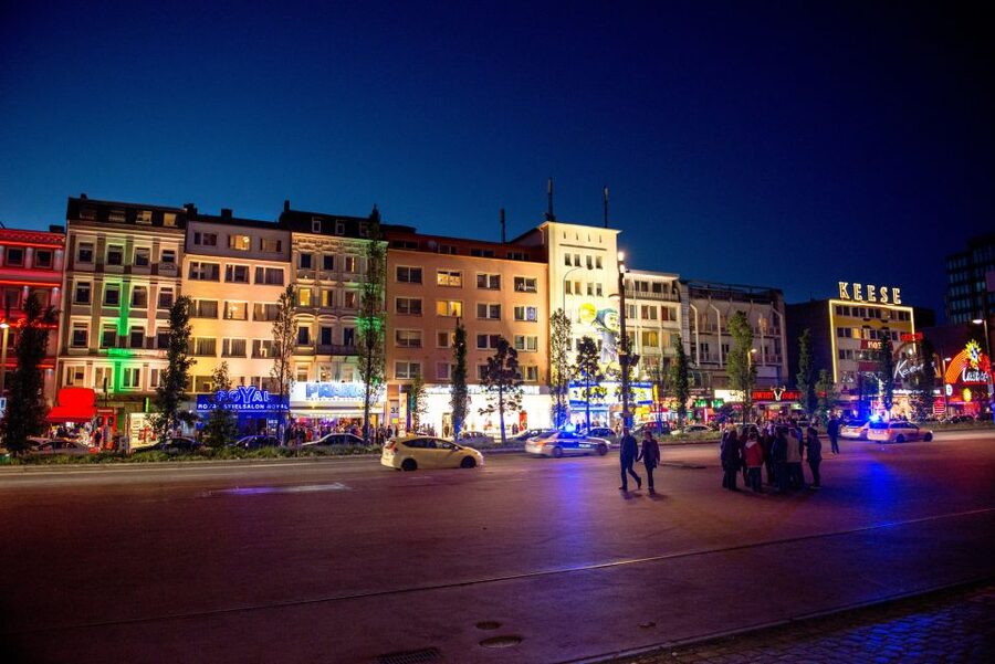 Hamburg: Private Tour Red Light District Walking Tour - Silbersack Bar and Ritze Bar, what a stop at a venue should do