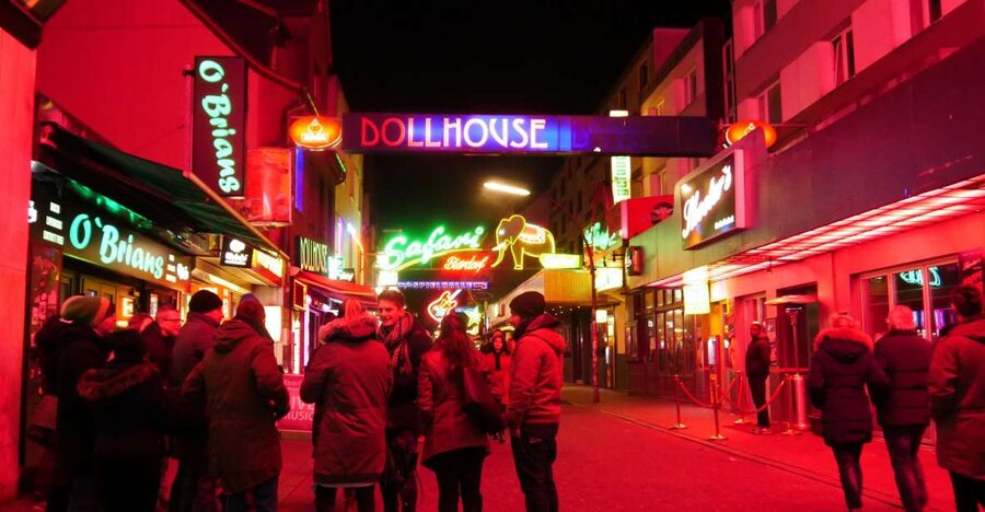 Hamburg: Reeperbahn Tour with English-Speaking Guide - The first stage: St. Pauli meeting points and early orientation