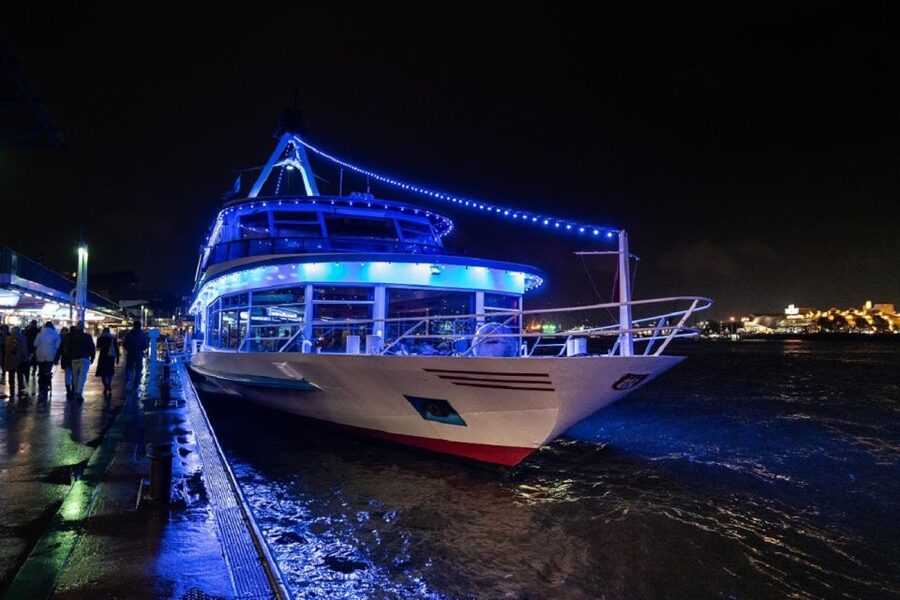 Hamburg: Saturday Night Boat Party - Why a Saturday Night on the Elbe Makes Sense
