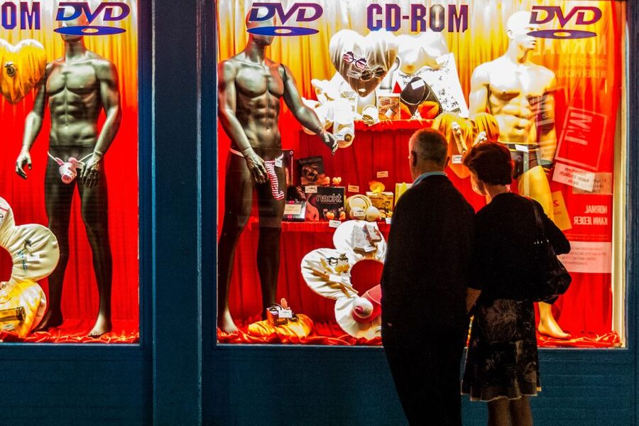 Hamburg: Sex and Crime in St. Pauli Tour for Ages 18 + - Included Drink, Show-Club Entry, and How to Keep the Night Going