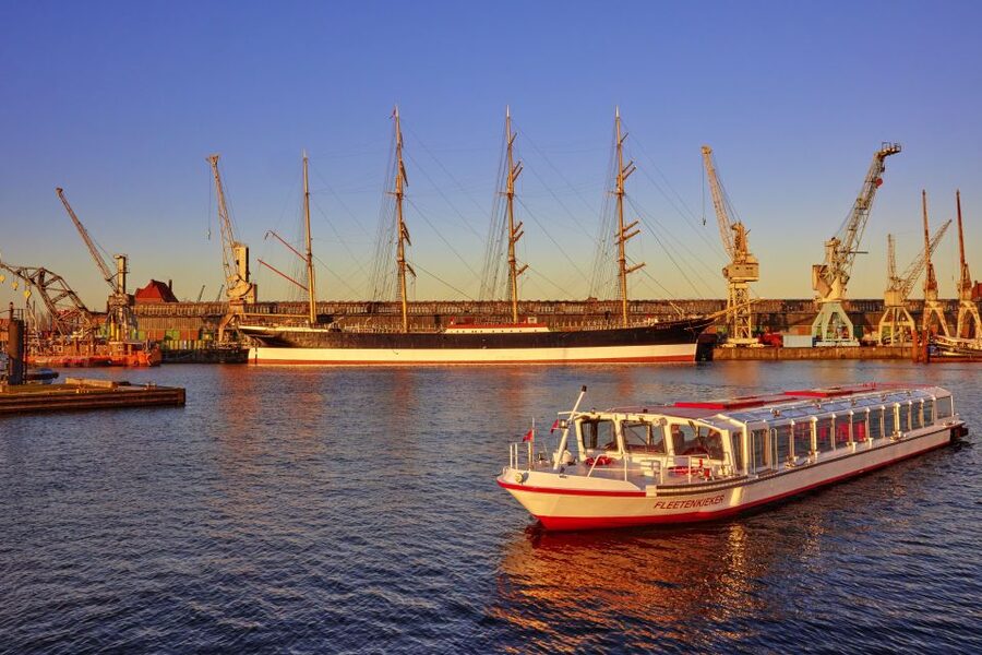 Hamburg: Sightseeing Cruise through the City's Waterways - Finding ATG Alster-Touristik and boarding smoothly