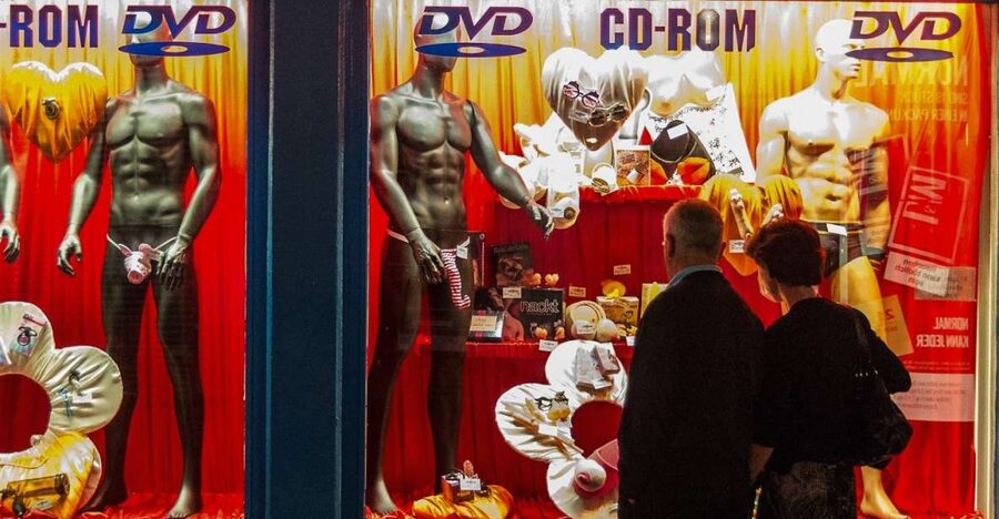 Hamburg: St. Pauli Highlights Guided Tour with Beer for 18+ - Key points you should know