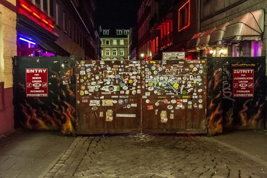 Hamburg: St. Pauli Highlights Guided Tour with Beer for 18+ - Hans-Albers-Platz and the Zur Ritze Scene, Beer and Boxing Lore