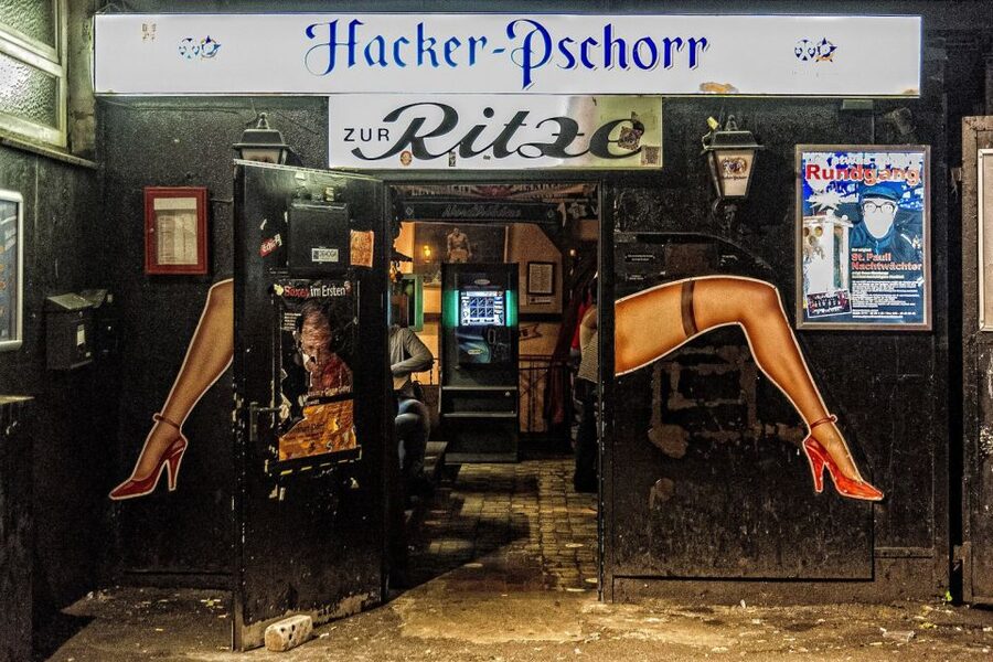 Hamburg: St. Pauli Highlights Guided Tour with Beer for 18+ - Local Bars, Included Drinks, and Finishing at Colibri-Club