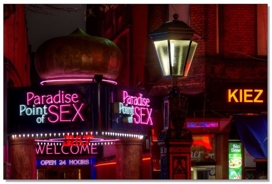 Hamburg: St. Pauli Red Light District Tour - St. Pauli after dark, explained in plain street terms
