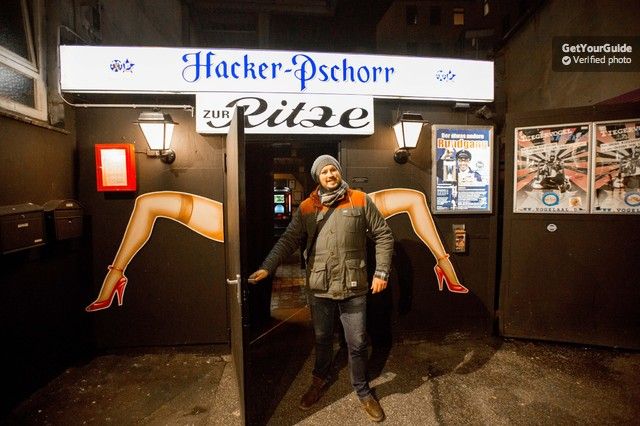 Hamburg: St. Pauli Red Light District Tour - Zur Ritze boxing cellar, cash ready and sports legends in the room