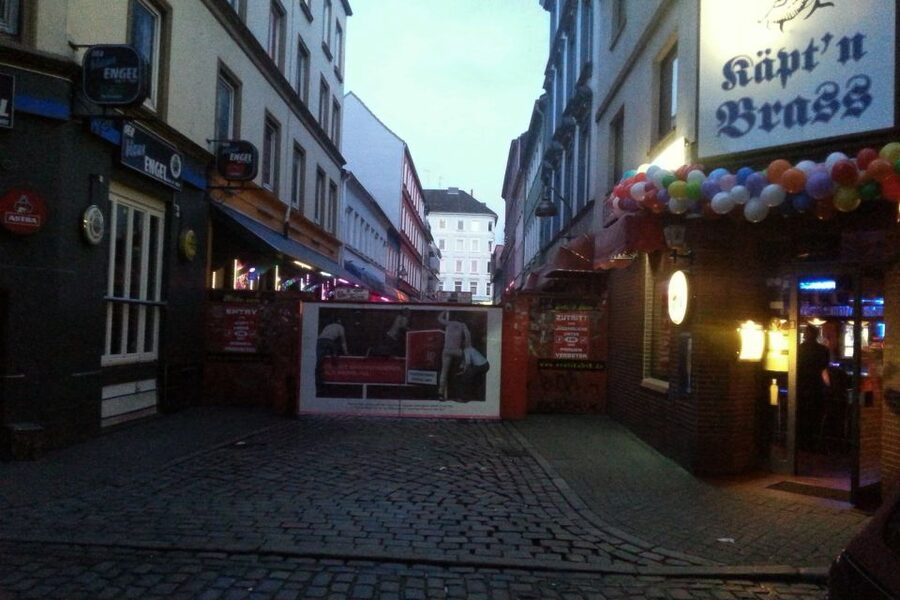 Hamburg: St. Pauli Tour with the White Dandy - Asking questions is part of the deal