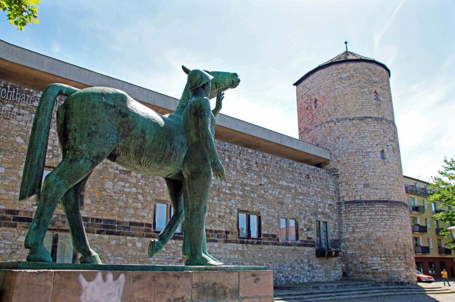 Hannover: Guided City Walk - Leineschloss: standing outside Parliament and noticing the story