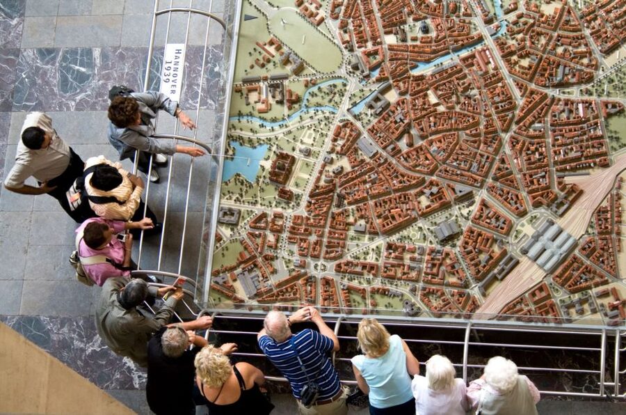 Hannover: New Town Hall exclusive Guided Walking Tour - Key things you’ll notice on this Hannover New Town Hall tour