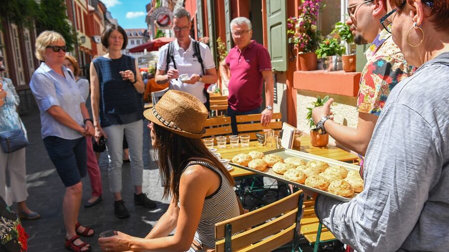 Heidelberg: Culinary city tour with delicious samples - Starting at Herkulesbrunnen, then getting your bearings