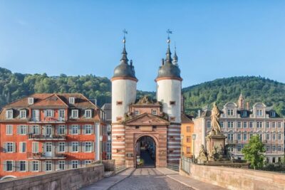 Entertaining Guided Tour to Old Town Highlights