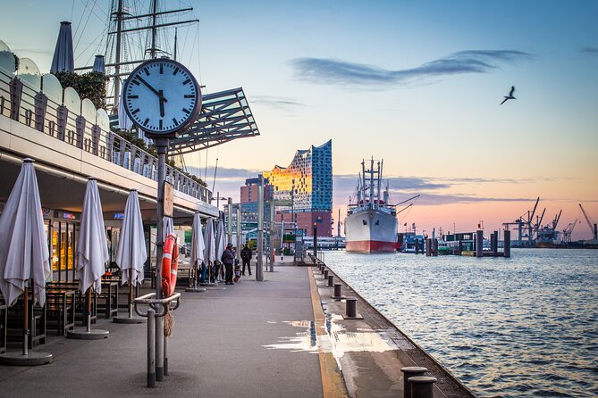 "Highlights of Hamburg" Biketour - Old Town and Chilehaus: quick context for big architecture