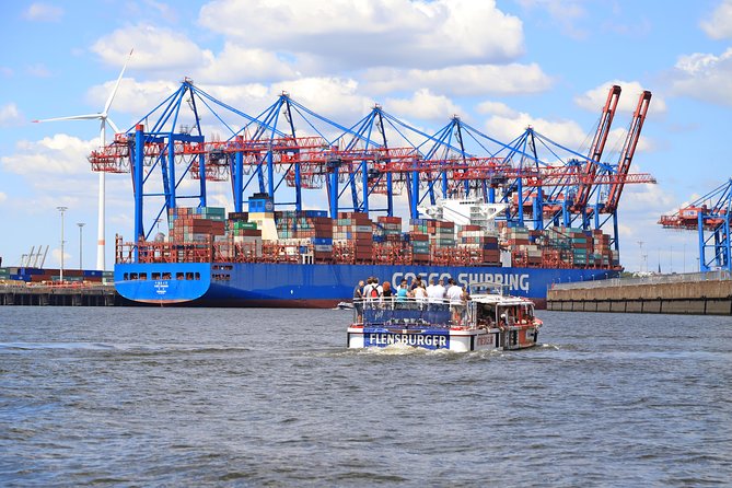Hop-on hop-off on the water with the Maritime Circle Line in Hamburg - What makes the ride feel good: space, narration, and timing