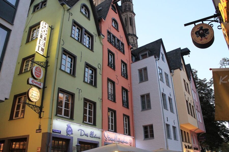 Köln: Altstadt-/Highlightstour in German - Town Hall and the Jewish Quarter, Where Stories Get Specific