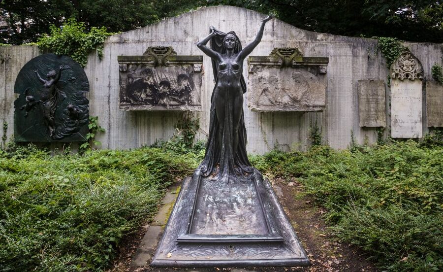 Leipzig Old Cemetery: 75-Minute Dark History Tour - Meeting at the Grassi Museum, then heading into the cemetery mood