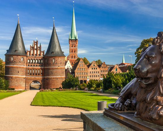 Lübeck: Classic Tour of the Hanseatic City - From five churches to the Lübeck skyline you can read