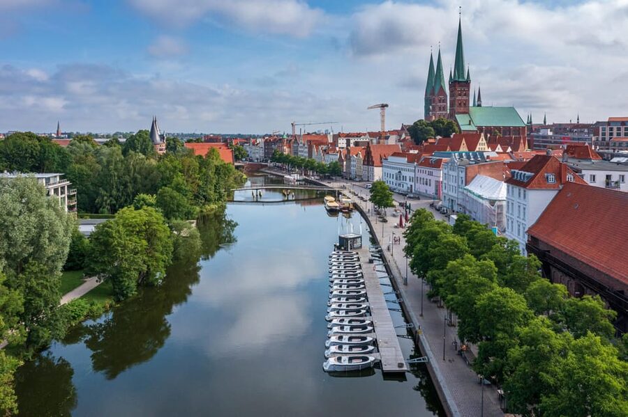 Lübeck: Electric Boat Rental - without driving licence - Quick hits before you book