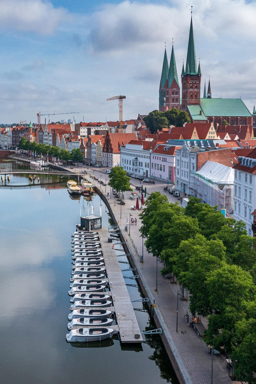 Lübeck: Electric Boat Rental - without driving licence - Getting started without a license: instruction first, then control