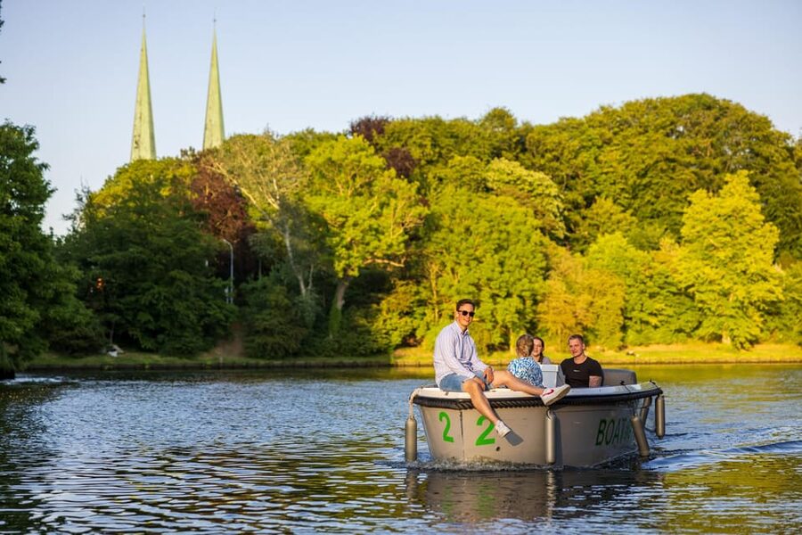 Lübeck: Electric Boat Rental - without driving licence - Choosing the route: red vs blue for your time window