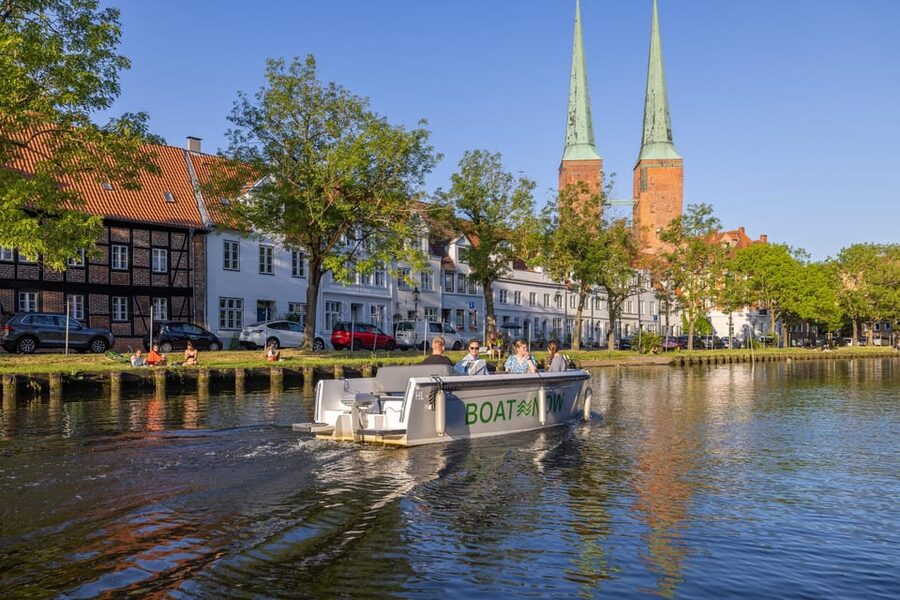 Lübeck: Electric Boat Rental - without driving licence - Safety and peace of mind on a self-steer boat