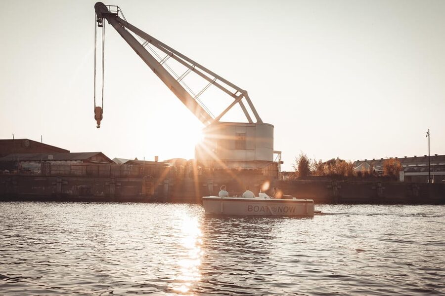 Lübeck: Electric Boat Rental - without driving licence - How long should you rent: 1, 2, or 3 hours
