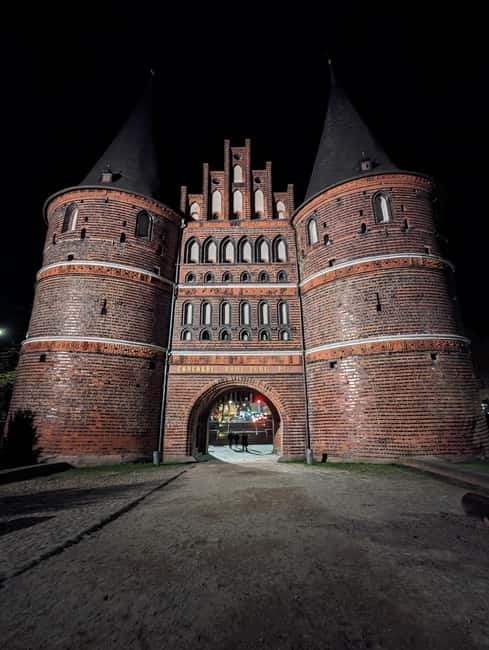 Lübeck zwischen Grusel und Geschichte Truecrime zu Halloween - Arriving at the Holstentor Museum, Where the Night Starts