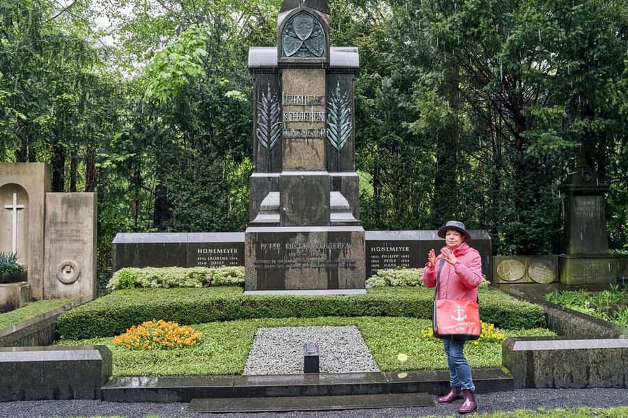 Melaten Friedhof: Guided tour with all senses - Meeting at Aachener Straße: How to Find the Group Without Stress