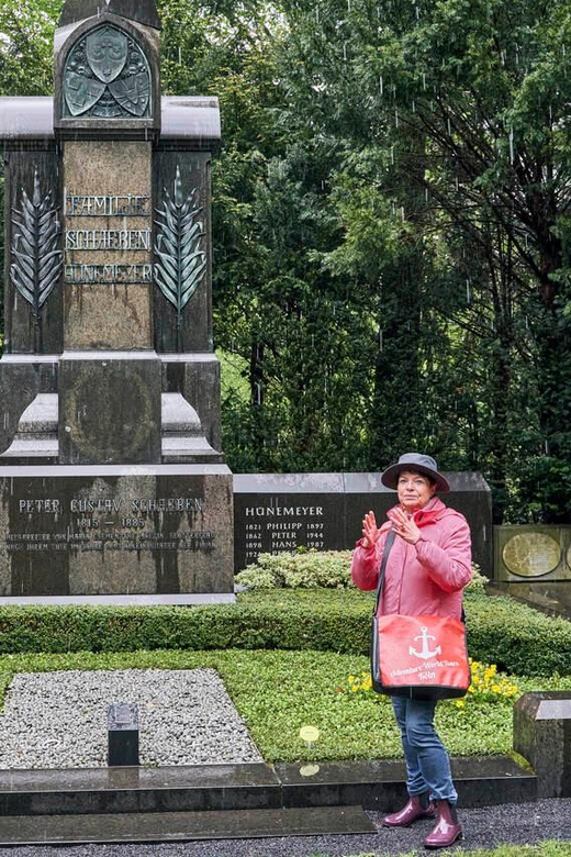 Melaten Friedhof: Guided tour with all senses - Grave Stories That Answer Real Questions: Stove, Hennes, Queen, Anna Pavlova