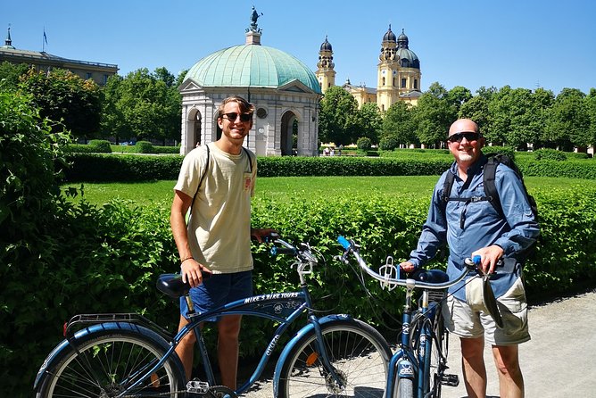 Mini Classic Bike Tour @ 4pm incl. Beer Garden & Surfers 2,5 hrs - Max-Joseph-Platz and Odeonsplatz: Napoleon ties and Baroque drama