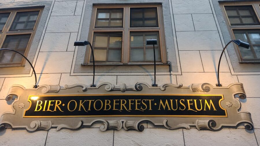 Munich: Bavarian Beer Walking Tour with Samples - Hofbräuhaus München: The Big-Mug Tradition, in Real Life